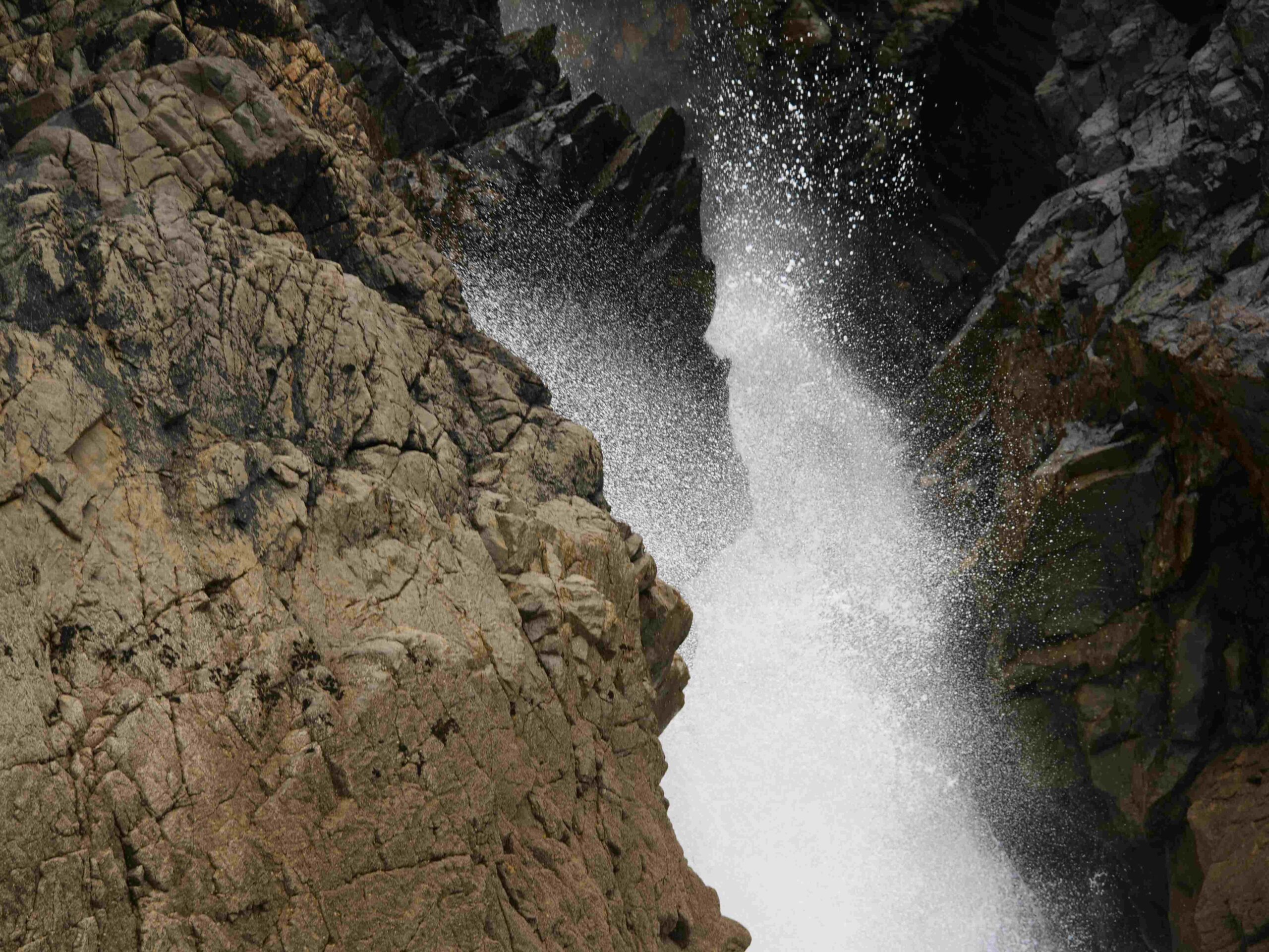 Cascade dans l'Île Ramsey (Pays de Galles)